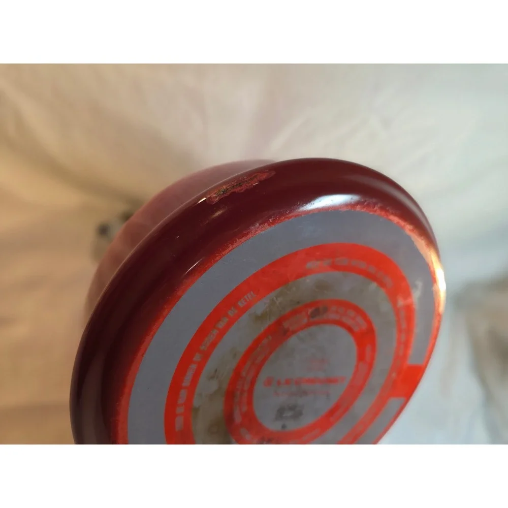 Le Creuset Zen Tea Kettle Red Enamel on Steel Stovetop 1.7 Quart Whistling 1.6L